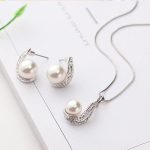 Set aus Perlenkette und Ohrringen, verziert mit Swarovski-Kristallen, weiß