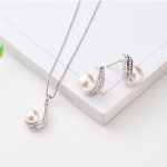 Set aus Perlenkette und Ohrringen, verziert mit Swarovski-Kristallen, weiß