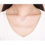 Silberne Halskette mit Blumenkranz-Anhänger