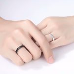 Ezüst karikagyűrű, egy pár, fekete-fehér