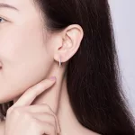 Silberohrringe, moderne Linie, mit Zirkoniumkristall, in silberner Farbe