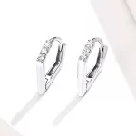 Silberohrringe, moderne Linie, mit Zirkoniumkristall, in silberner Farbe