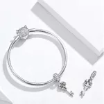  Silberner Schlüsselanhänger mit Zirkonkristall