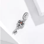  Silberner Schlüsselanhänger mit Zirkonkristall