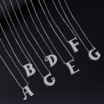 Silberne Halskette mit Buchstabenanhänger, E