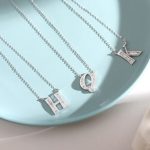 Silberne Halskette mit Buchstabenanhänger, Q