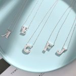 Silberne Halskette mit Buchstabenanhänger, J