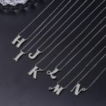 Silberne Halskette mit Buchstabenanhänger, J