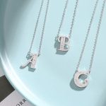 Silberne Halskette mit Buchstabenanhänger, B