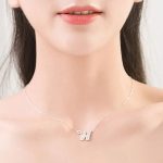 Silberne Halskette mit Buchstabenanhänger, W