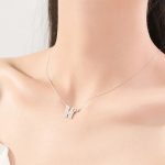 Silberne Halskette mit Buchstabenanhänger, W