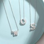 Silberne Halskette mit Buchstabenanhänger, W