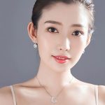 Silberne Halskette mit Buchstabenanhänger, C