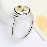  Runder Steinring, gelblich-weiß, verziert mit Swarovski-Kristall, 7,25