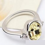 Runder Steinring, gelblich-weiß, verziert mit Swarovski-Kristall, 8