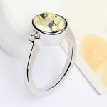 Runder Steinring, gelblich-weiß, verziert mit Swarovski-Kristall, 8