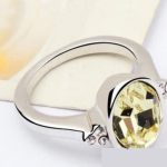  Runder Steinring, gelblich-weiß, verziert mit Swarovski-Kristall, 6,5