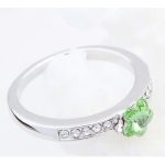  Blumenförmiger Ring, Peridotgrün, verziert mit Swarovski-Kristallen, 8,5