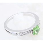  Blumenförmiger Ring, Peridotgrün, verziert mit Swarovski-Kristallen, 5,5