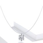 Silberne Halskette mit einem durchscheinenden, rechteckigen Anhänger