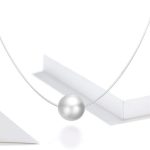 Silberne Halskette mit durchscheinendem Perlenanhänger