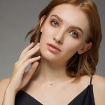 Silberne Halskette mit durchscheinendem Perlenanhänger