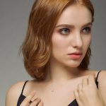 Silberne Halskette mit durchscheinendem Tropfenanhänger