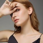 Silberne Halskette mit durchscheinendem Tropfenanhänger