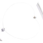 Silberne Halskette mit durchscheinendem Tropfenanhänger