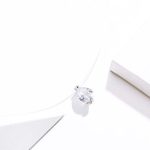 Silberne Halskette mit durchscheinendem Tropfenanhänger