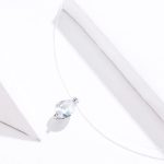 Silberne Halskette mit durchscheinendem Tropfenanhänger