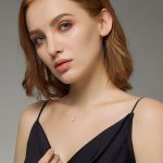 Silberne Halskette mit durchscheinendem Tropfenanhänger