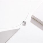 Silberne Halskette mit durchscheinendem Kristallanhänger