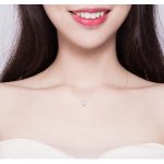 Silberne Halskette mit durchscheinendem Kristallanhänger