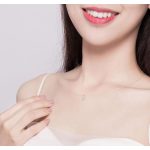 Silberne Halskette mit durchscheinendem Kristallanhänger