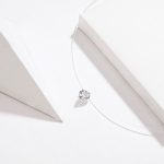Silberne Halskette mit durchscheinendem Kristallanhänger