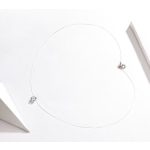 Silberne Halskette mit durchscheinendem Kristallanhänger