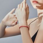 Silbernes Armband mit dünnem Seil, rot
