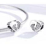 Silberanhänger, herzförmig, verziert mit Fußabdrücken