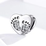 Silberanhänger, herzförmig, verziert mit Fußabdrücken