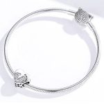 Silberanhänger, herzförmig, verziert mit Fußabdrücken