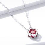 Silberne Halskette mit Kleeblatt-Anhänger, rot