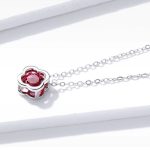 Silberne Halskette mit Kleeblatt-Anhänger, rot