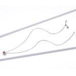 Silberne Halskette mit Kleeblatt-Anhänger, rot