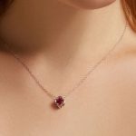 Silberne Halskette mit Kleeblatt-Anhänger, rot