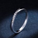 Silberring mit weißen Kristallen, Größe 8