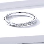 Silberring mit weißen Kristallen, Größe 8