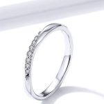 Silberring mit weißen Kristallen, Größe 8