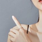 Silberring mit weißen Kristallen, Größe 6