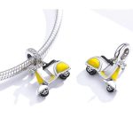 Silberner Motoranhänger, gelb